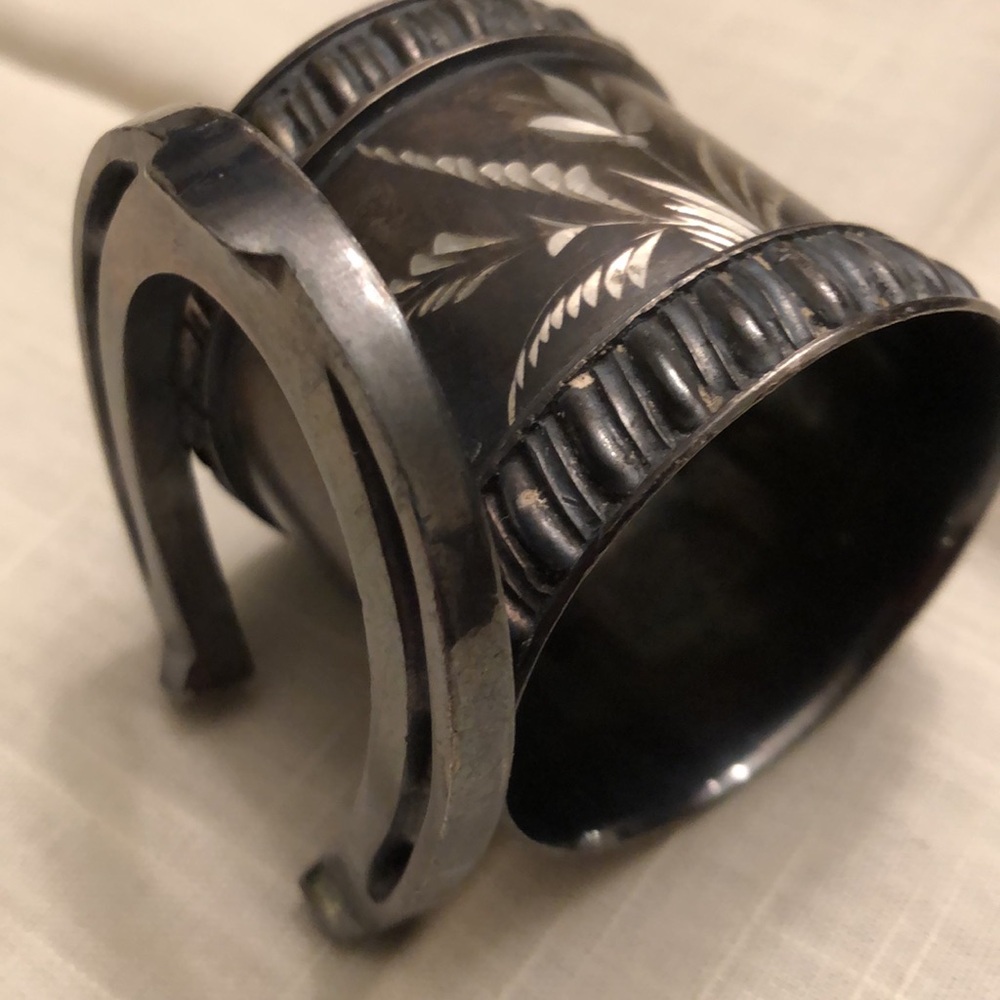 ANTIQUE VICTORIAN 19TH CENTURY NAPKIN RING ENGRAVED SILVER PLATE HORSESHOE- #485